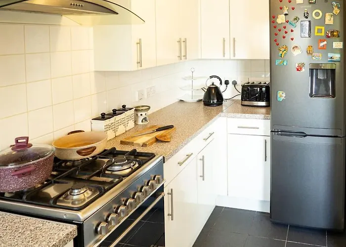 Adorable Hackney Flat With Balcony